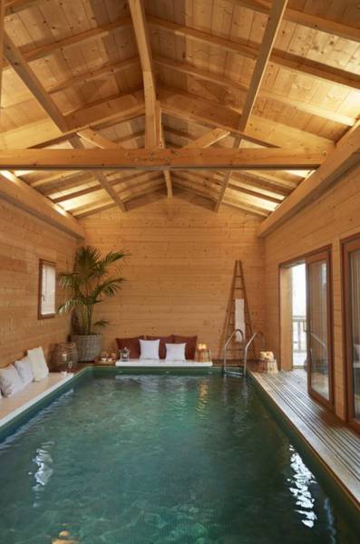 Mise en lumière de l'espace piscine du pavillon RABA à Talence by MEGALUX33