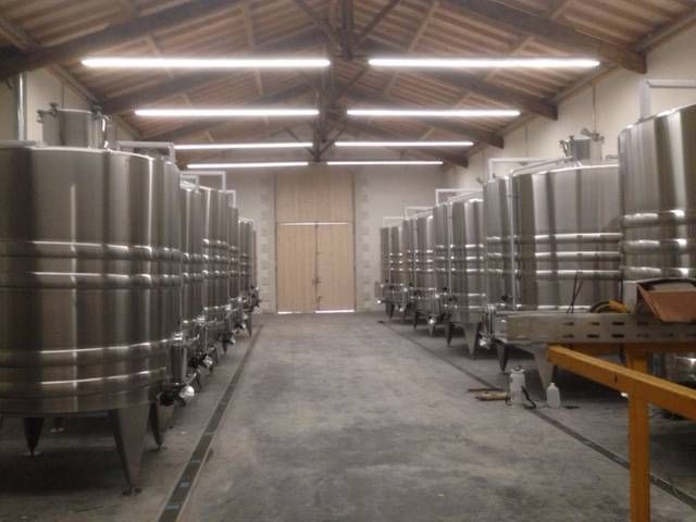 MG33 : Eclairage de travail dans le cuvier Inox du Château Duplessis