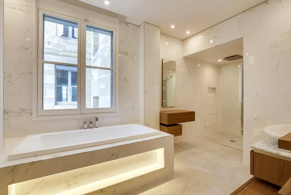 MG33 : Eclairage minimaliste pour cette salle de bain