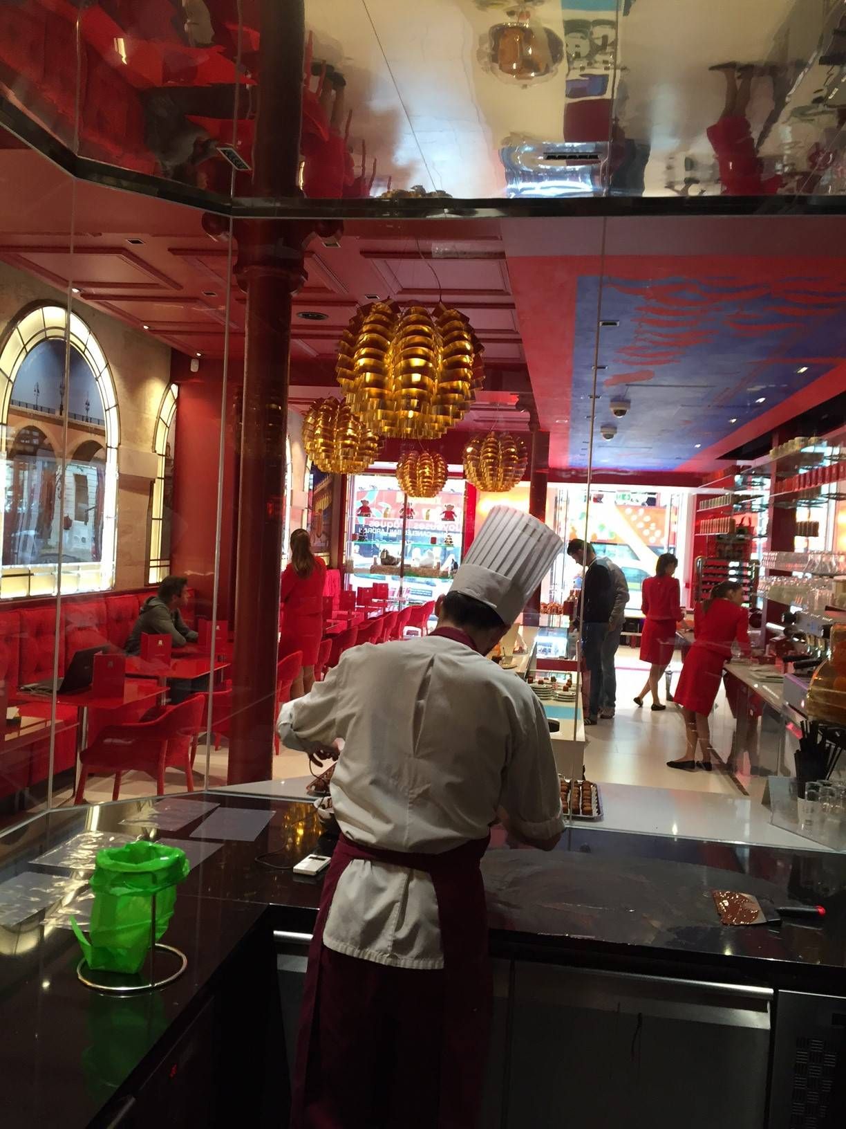 MG33 : Boutique Baillardran Quinconces avec luminaires encastrés IGUZZINI