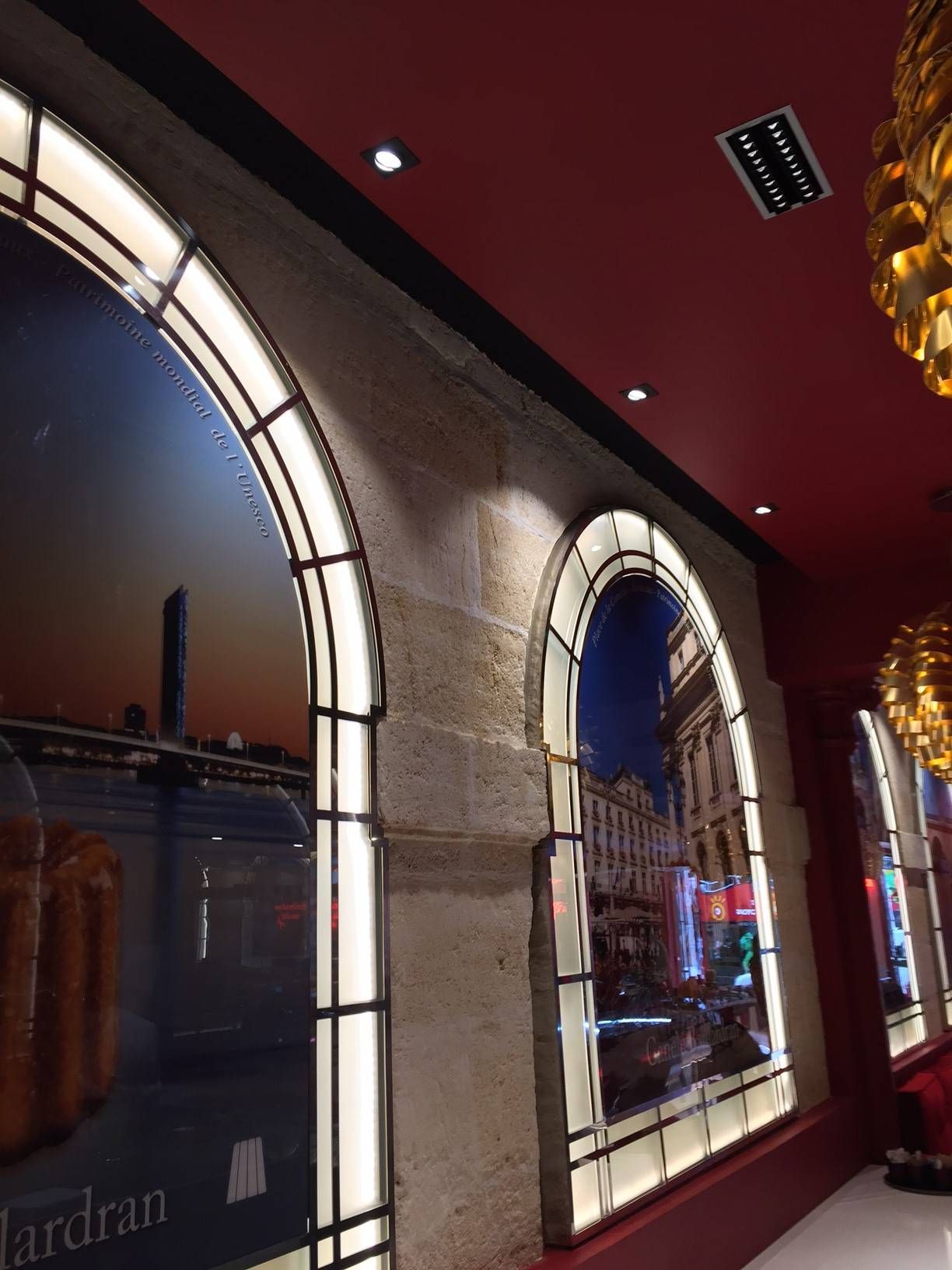 MG33 : Eclairage technique de la boutique Baillardran Quinconces, illumination des arcades par des rubans Led