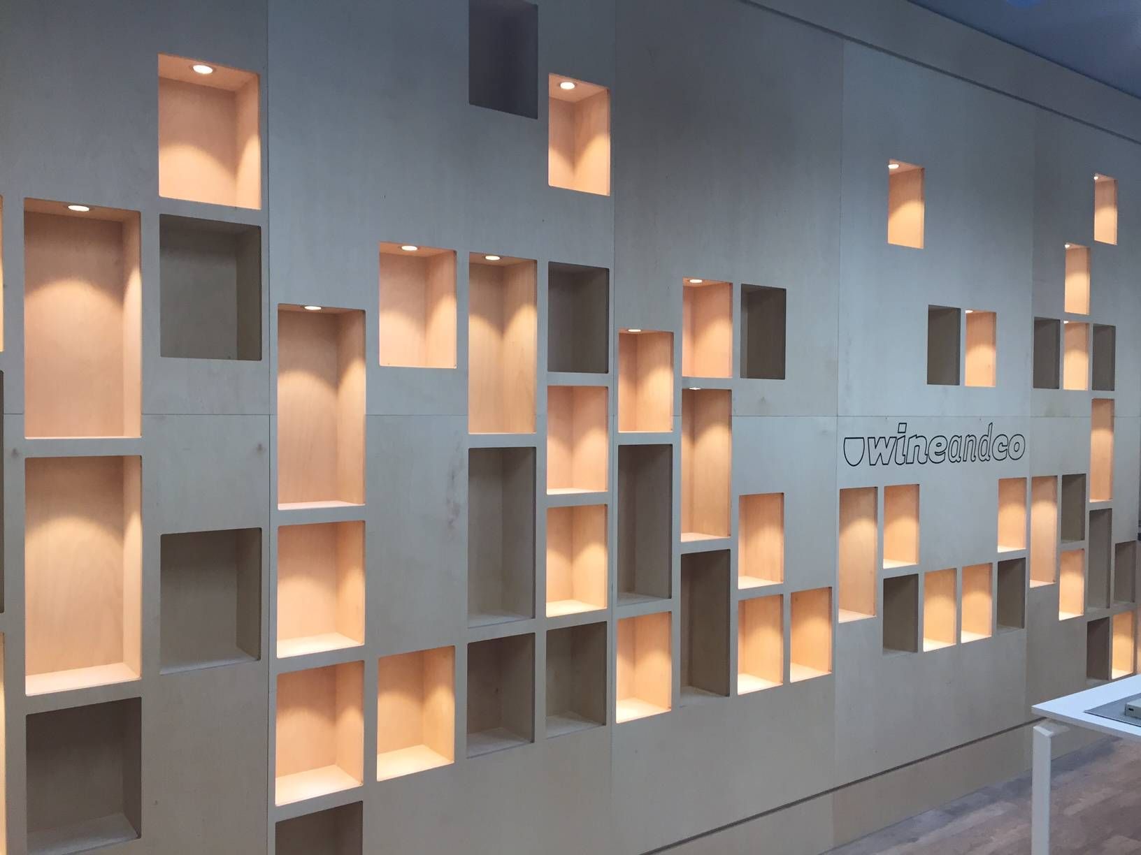 MG33 : Meuble de présentation avec luminaires encastrés