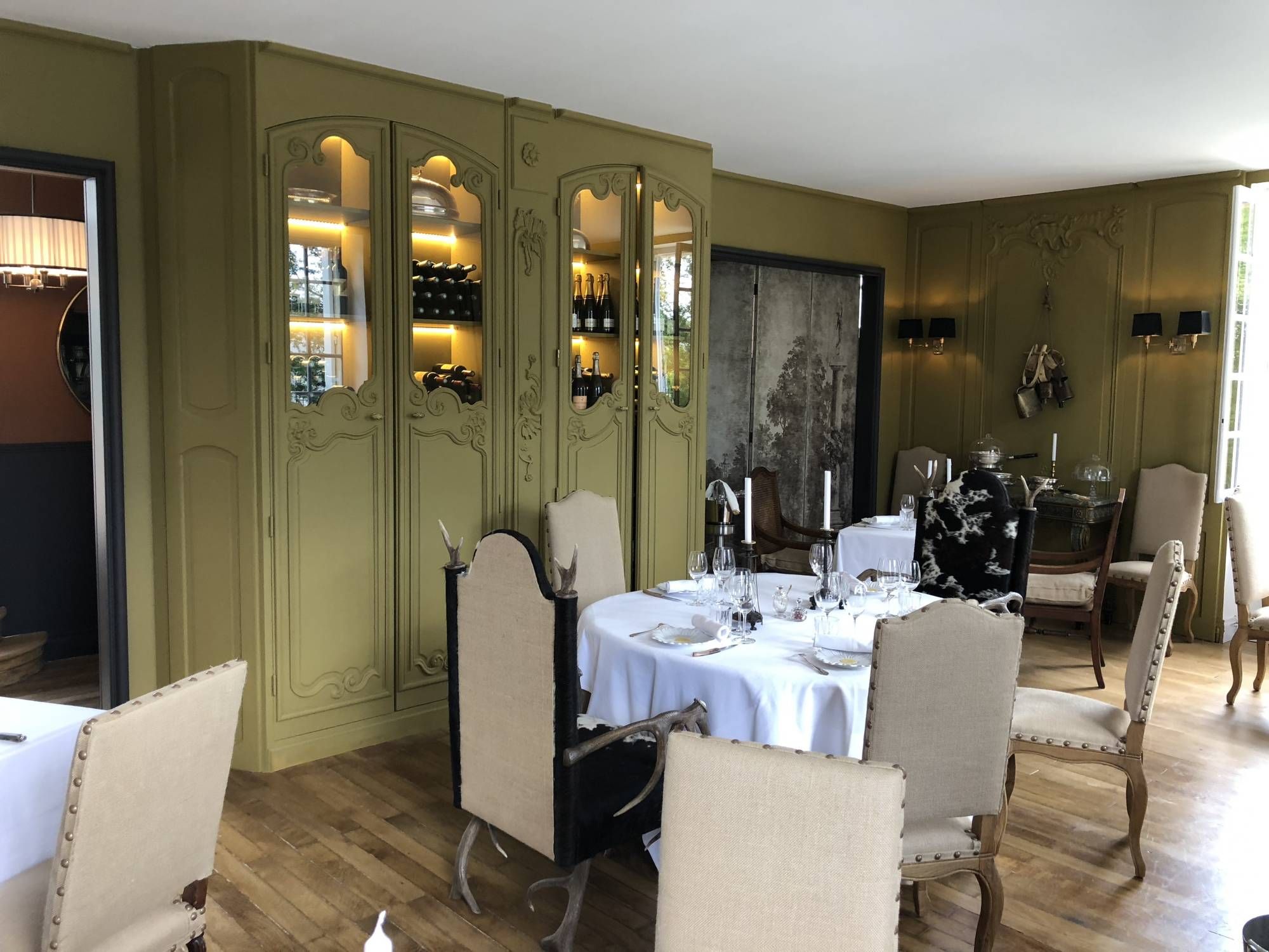 Rétro-éclairage dans les salles du restaurant RABA - MEGALUX 33